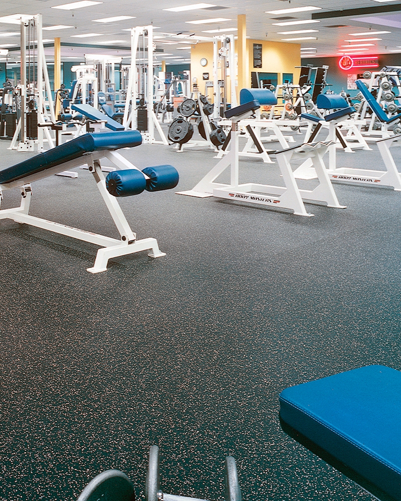 Piso en Caucho para gimnasios en baldosa de 50x50 o fundido en sitio.