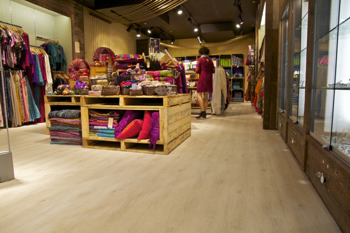 Sabias que un piso en rollo o listón de Pvc se ve igual que un laminado? Contactanos y recibe tu cotización gratis¡¡¡