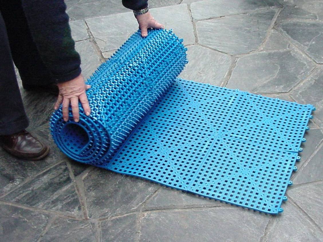 Fácil instalación, mantenimiento y versatil.
El piso Tecno-Deck cumple con la reglamentación vigente
para este tipo de escenarios
de recreación.