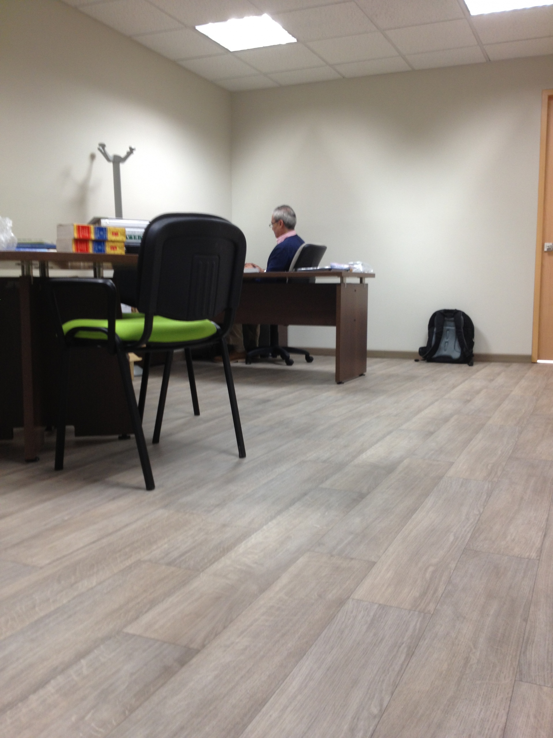 No no es piso laminado.
es piso en rollos Ref: Oak Grey