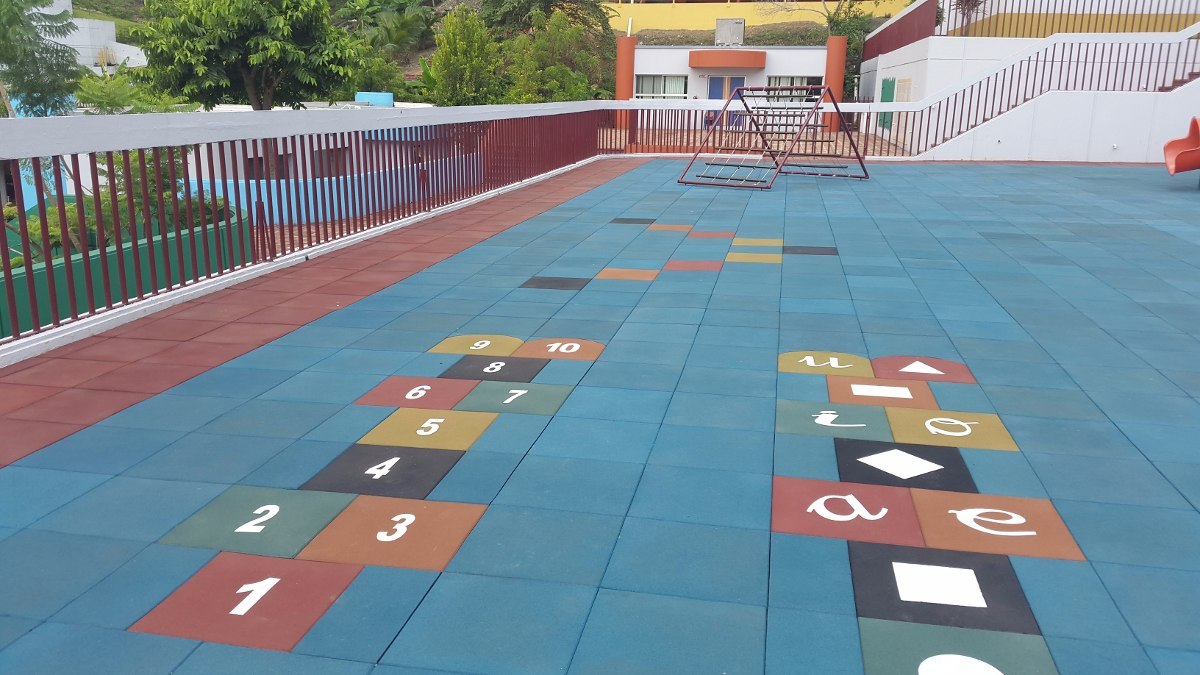 Piso en Baldosa de caucho. Pedido especial por color